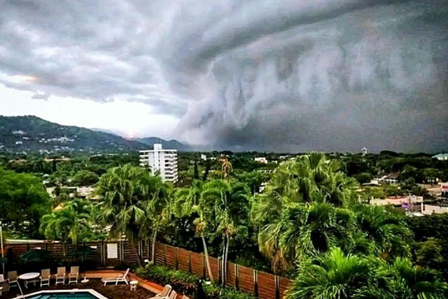 El huracán Beryl acercándose a Jamaica.
