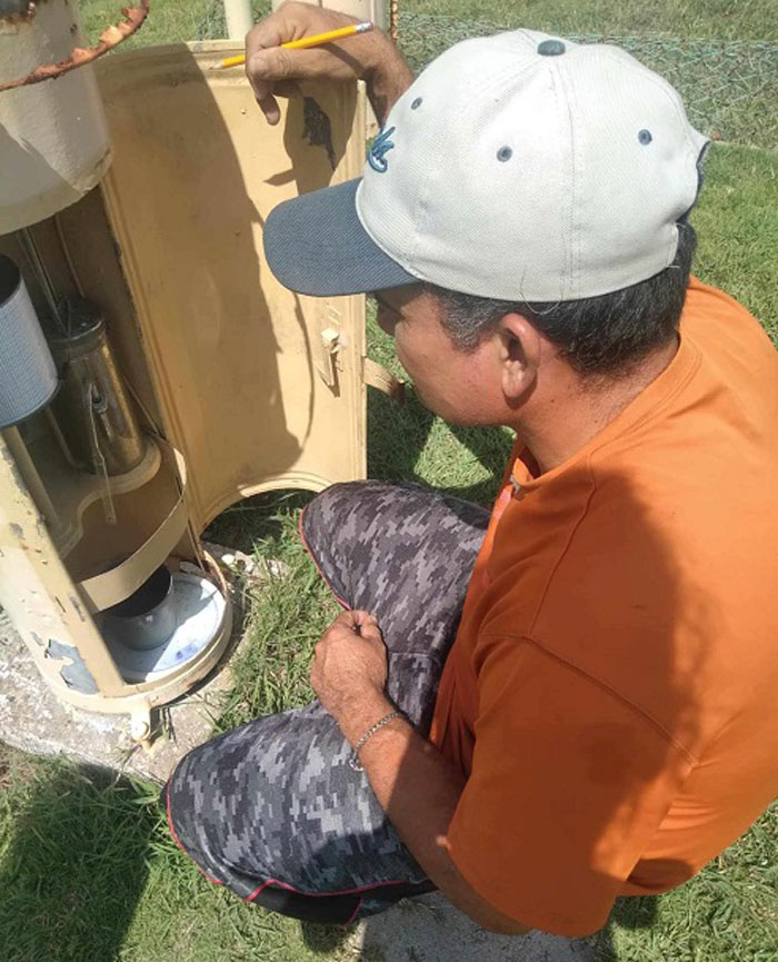 Mario Lamadrid en la plazoleta meteorológica recopilando datos.