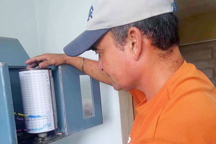 Observador meteorológico Mario Lamadrid empleando un sismógrafo.