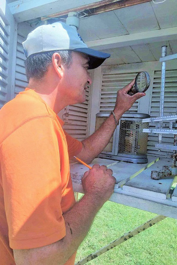 Observador meteorológico Mario Lamadrid realiza observación.