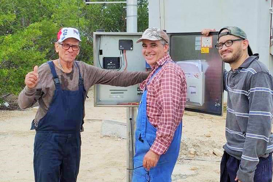 Especialistas que participaron en el monteje de la estadión meteorológia automatizada en Cayo Santa María.