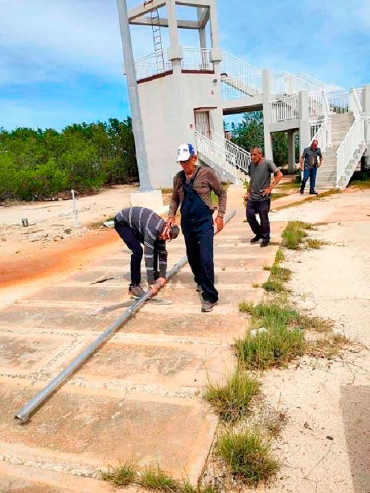 Montaje de la estación meteorológica automatizada de Cayo Santa María.