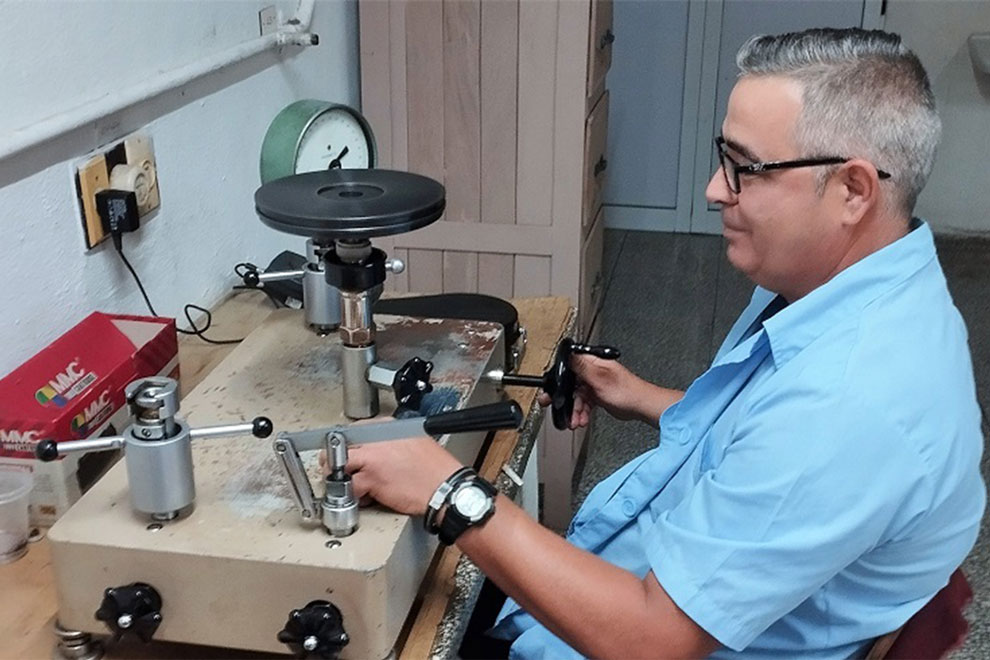 Senén Hernández, metrólogo villaclareño, realizando trabajos en el laboratorio.
