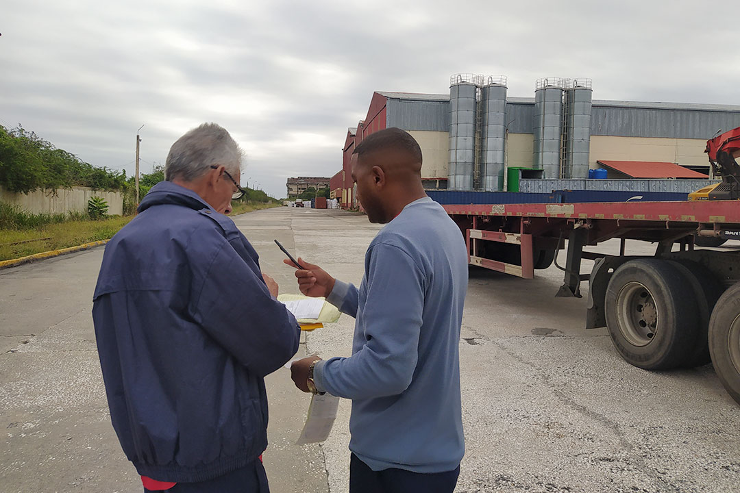 Trabajadores de Almacenes Universales en plena labor.