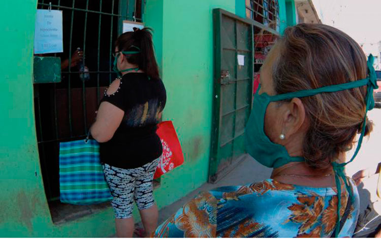 Clientes en bodega de Cuba.