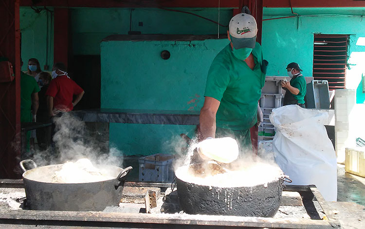Taberna Don Pablo elabora alimentos para llevar.