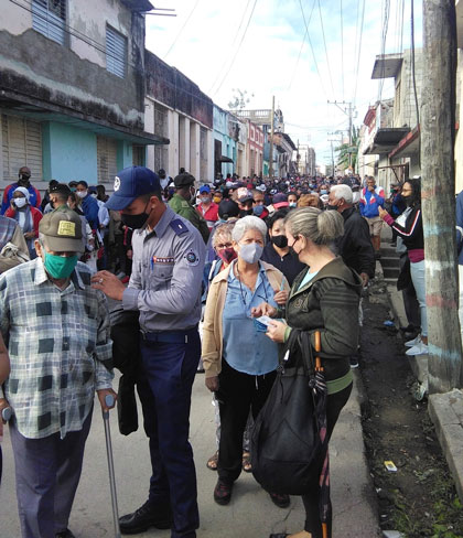 Miembros de la Policí­a Nacional Revolucionaria prestan ayuda a los ciudadanos en la feria de fin de año en Santa Clara.