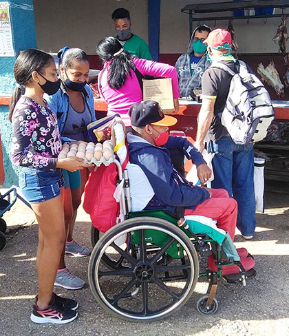 Venta de huevos en la feria de fin de año en Santa Clara.