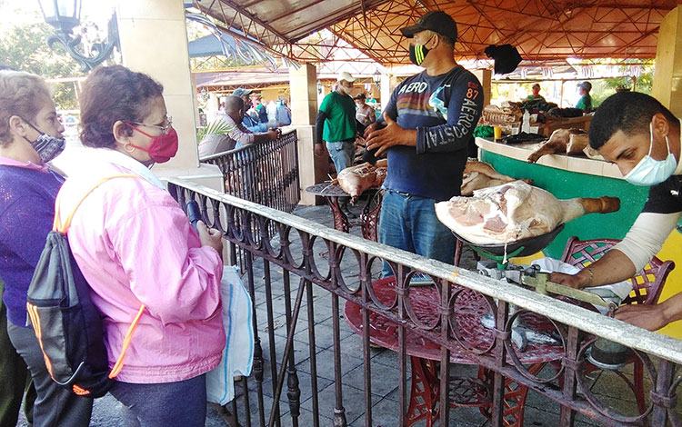 Venta de carne de cerdo en ls quioscos del Sandino, en Santa Clara.