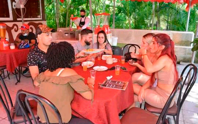 En el Somos Jóvenes, el Snakc Bar es otro de los espacios con alta confluencia de público, desde la reapertura de los servicios en esa unidad en perfeccionamiento.