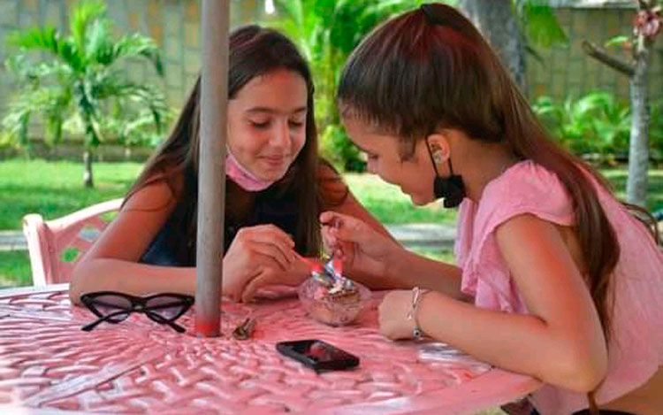 Para los adolescentes, resulta atractivo disfrutar de la Sala de Juegos, para después saborear las propuestas de la Cremerí­a-Dulcerí­a del Somos Jóvenes.