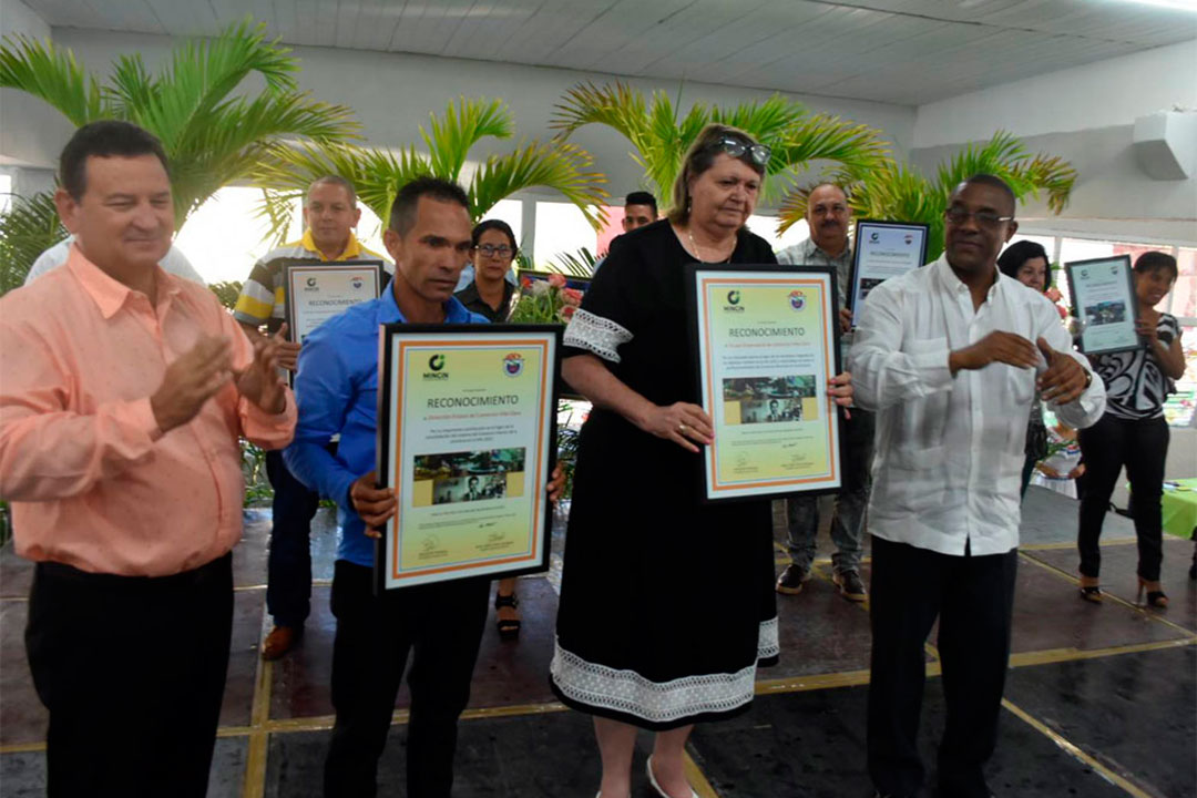 Diplomas entregados a Villa Clara, sede del acto nacional por el Día del Trabajador del Comercio, la Gastronomía y los Servicios.