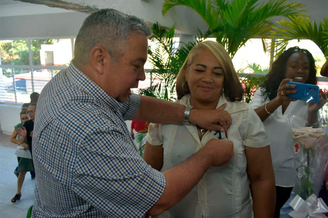 Ulises Guilarte de Nacimiento condecora a trabajadores con la orden Fernando Chenard Piña.