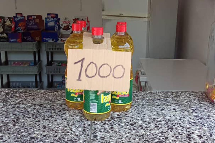 Botellas de aceite a mil pesos. 