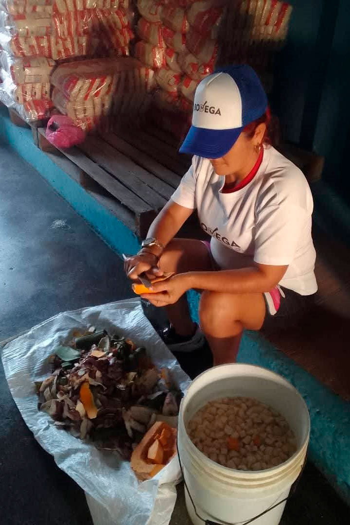 Trabajadora preparando caldosa.
