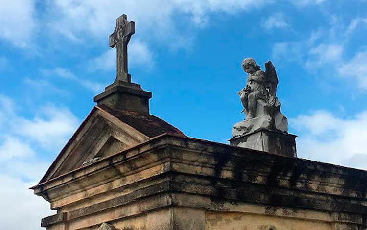 Entrada principal del cementerio de Santa Clara.