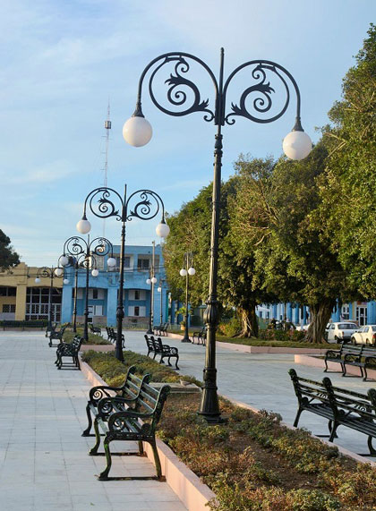 Bancos y farolas del parque Casallas, de Placetas.