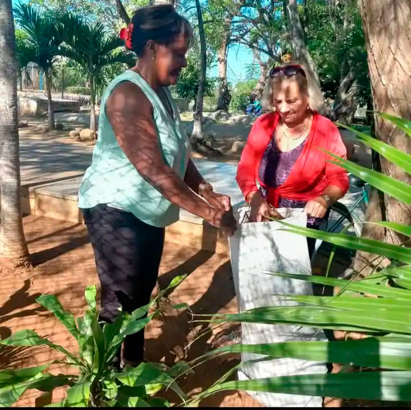 Mujeres participando en labor de limpieza de las comunidades y centros.