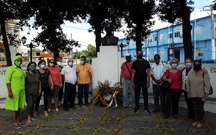 El homenaje al Apóstol José Martí fue la primera acción de los periodistas villaclareños en la Jornada de la Prensa Cubana. . (Foto: Francisnet Díaz Rondón) El homenaje al Apóstol José Martí fue la primera acción de los periodistas villaclareños en la Jornada de la Prensa Cubana. . (Foto: Francisnet Díaz Rondón)