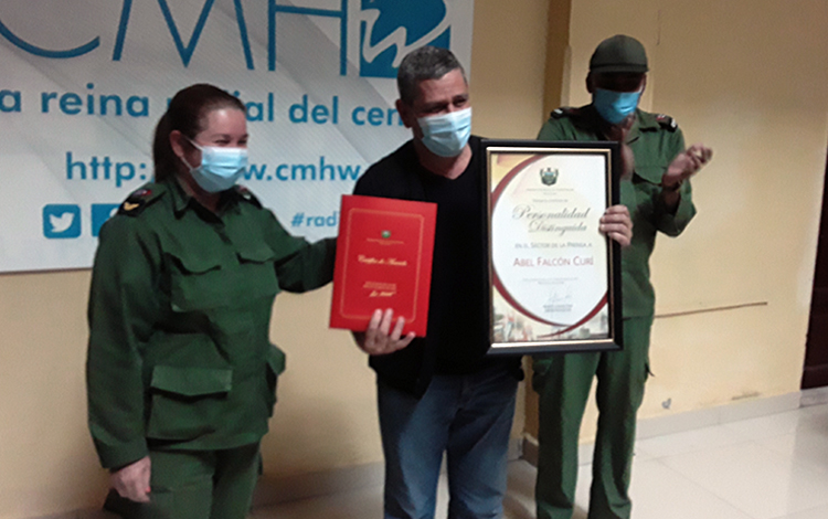  El reconocido periodista Abel Falcón Curí­ recibió la distinción Personalidad Distinguida que otorga la Gobernación de Villa Clara. (Foto: Francisnet Dí­az Rondón)