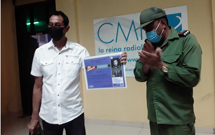 A Freddy Pérez Cabrera, corresponsal del periódico Granma en Villa Clara, se le confirió el Premio Especial por el mejor trabajo en reflejar el tema de la lucha contra la COVID-19. A su lado, Alberto López Dí­az, Gobernador de la provincia. (Foto: Francisnet Dí­az Rondón)