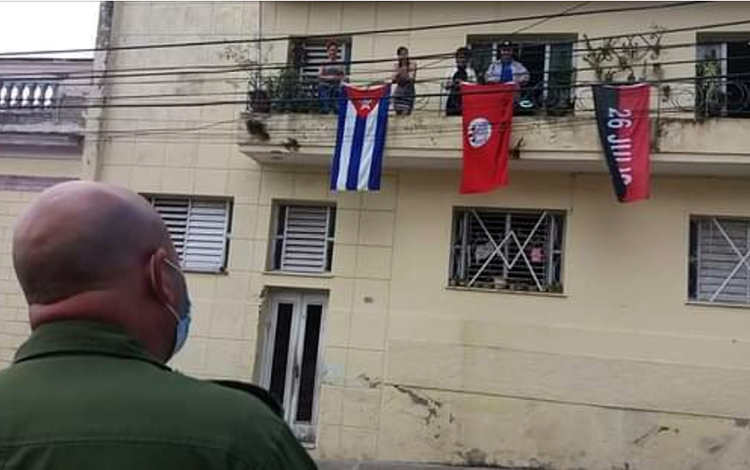 En la mañana de este 14 de marzo el querido caricaturista y fundador del suplemento humorí­stico Melaí­to, Pedro Méndez Suárez, fue sorprendido en su vivienda con una  «Pequeña serenata diurna », ofrecida por una representación del Buró Provincial del Partido y la UPEC. (Foto: Francisnet Dí­az Rondón)   