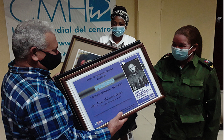 Jesús Álvarez López, de la CMHW, en el momento en que le fue entregado el Premio Provincial Roberto González Quesada, Por la Obra de la Vida, de manos de Yudí Rodríguez Hernández, presidenta del Consejo de Defensa de Villa Clara. (Foto: Francisnet Díaz Rondón)