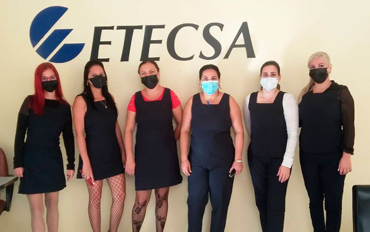 Trabajadoras de Etecsa reconocidas por sus años de labor en la empresa.