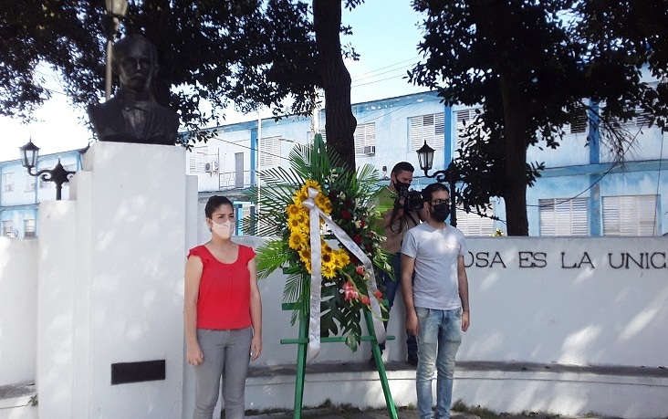 Los periodistas villaclareños iniciaron la Jornada de la Prensa con la colocación de una ofrenda floral en el busto de José Martí en el Parque de los Mártires, en Santa Clara.  (Foto: Idalia Vázquez)