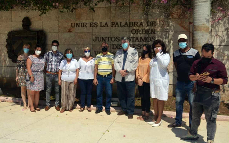 El Dr. Fernando Buen Abad Domí­nguez junto a un grupo de periodistas de Villa Clara, Cuba.