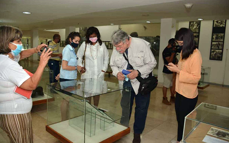 El Dr, Fernando Buen Abad Domí­nguez  visita el Museo del Conjunto Escultórico Comandante Ernesto Che Guevara.