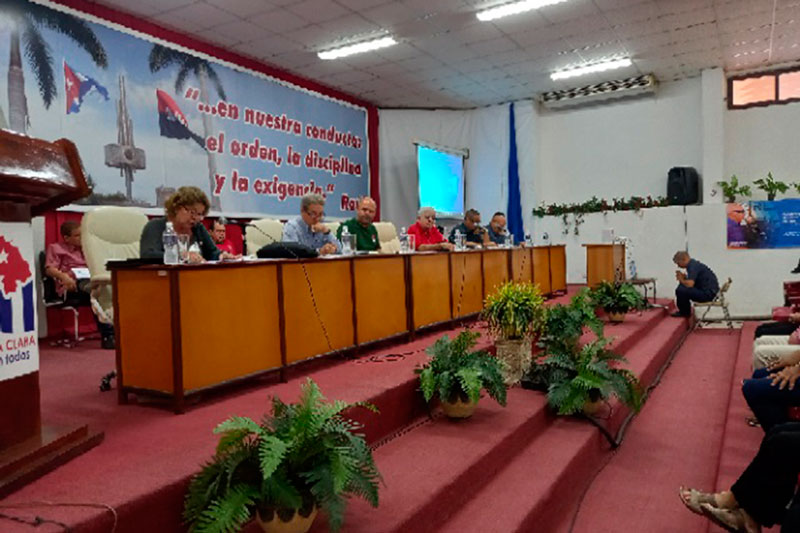 Presidencia de la asamblea provincial de los radioaficionados de Villa Clara.