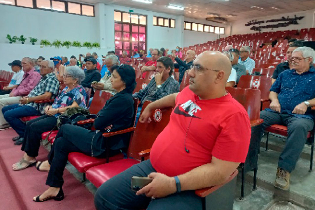 Radioaficionados de Villa Clara en su asamblea provincial.