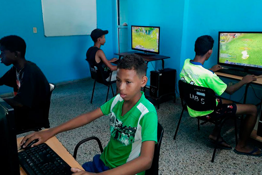 NIños disfrutando de los videojuegos en un Joven Club de Computación y Electrónica.