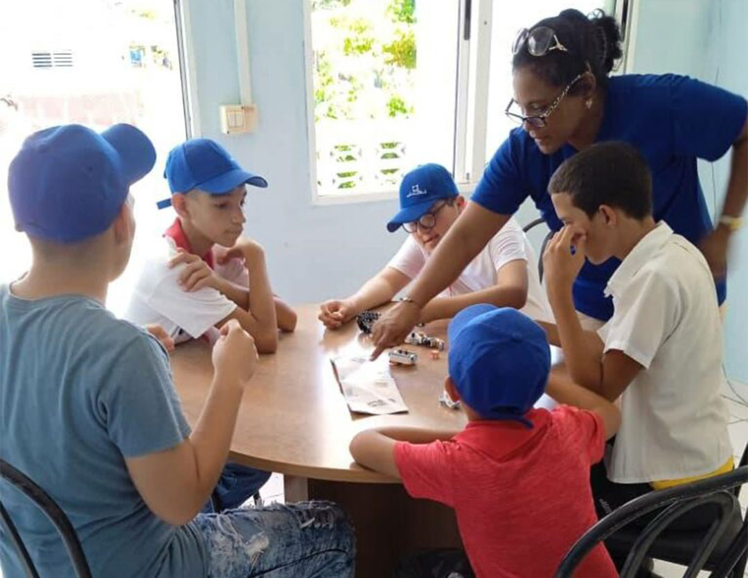 Niños e instructora de JCCE.