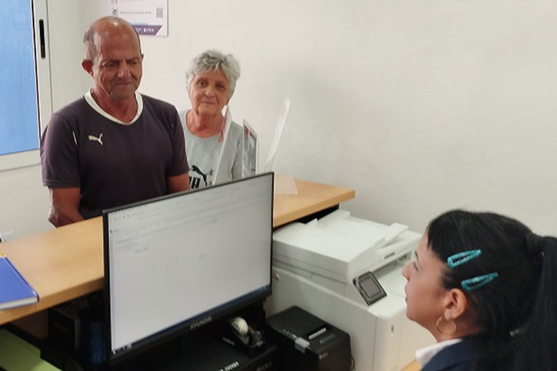 Primer cliente atendido en la Oficina Comercial de Etecsa en el reparto Camacho, de Santa Clara.