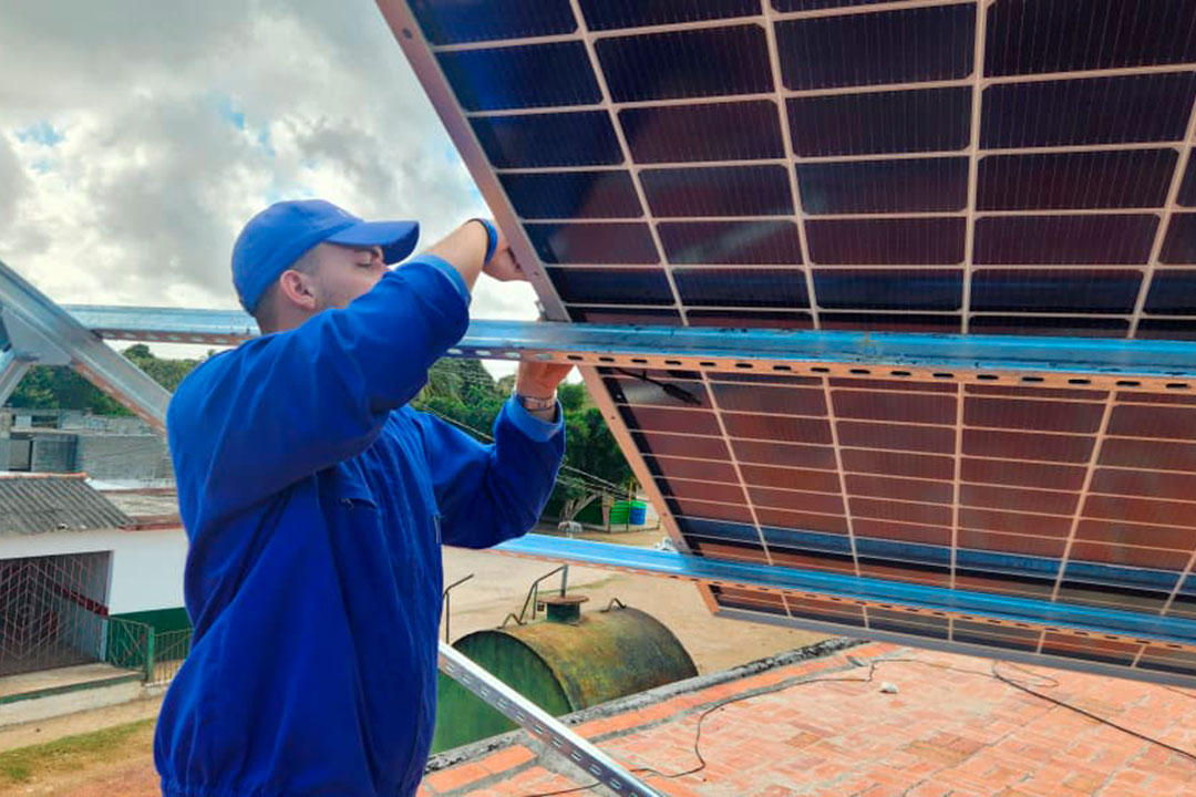 Instalación de panele solares para las comunicaciones.