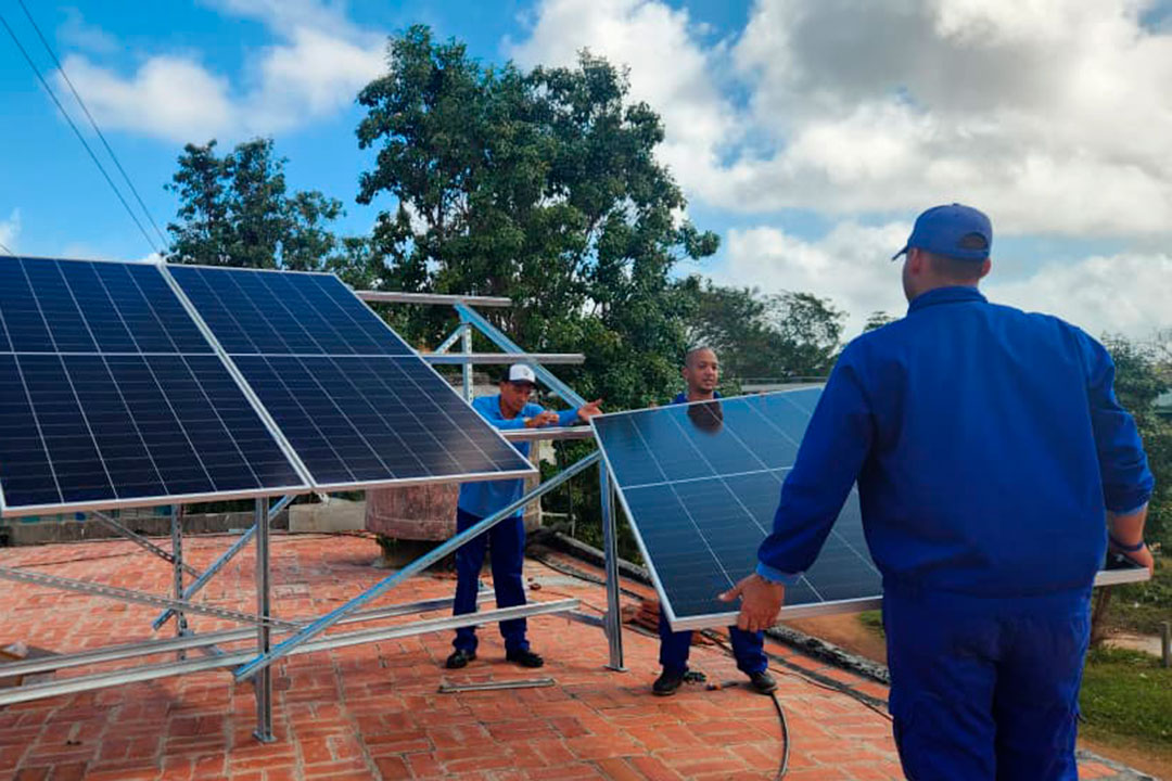 Instalación de paneles solares para el servicio de Etecsa.