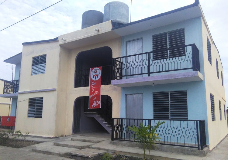 Casas constuidas en Sagua la Grande, Cuba. Casas constuidas en Sagua la Grande, Cuba.
