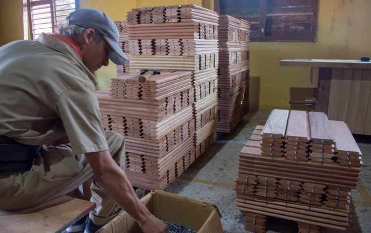 Trabajador de la carpintería Constantino Pérez, de Santa Clara.