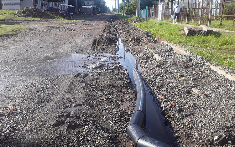 Labores en el acueducto y el alcantarillado del barrio Condado, de Santa Clara.