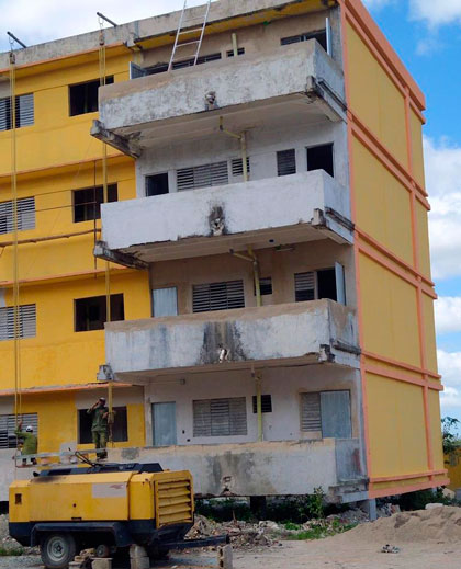 Brigadas de la Empresa de Construcción y Montaje Villa Clara laboran en la ejecución de viviendas en un edificio en desuso en áreas del Instituto Preuniversitario Vocacional de Ciencias Exactas (IPVC) de Santa Clara.