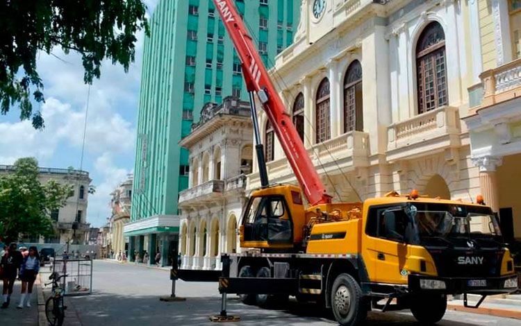 Labores de restauración y reparación en la zona del parque Vidal, en Santa Clara.