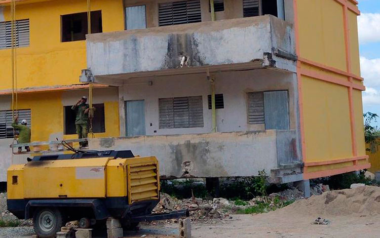 Empresa de Construcción y Montaje trabaja en la conversión en viviendas de un edificio del preuniversitario Ernesto Che Guevara, de Santa Clara.