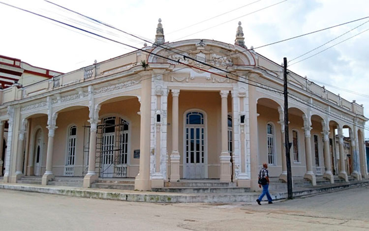 Antiguo Casino Español de Placetas, actual Club Juvenil, en proceso de reconstrucción.