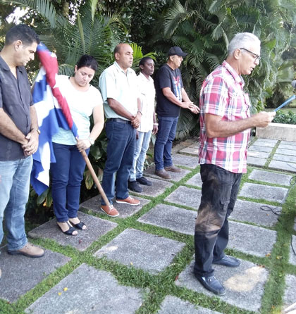 Leonardo Gutiérrez, jefe de brigada, lee el compromiso de la brigada.