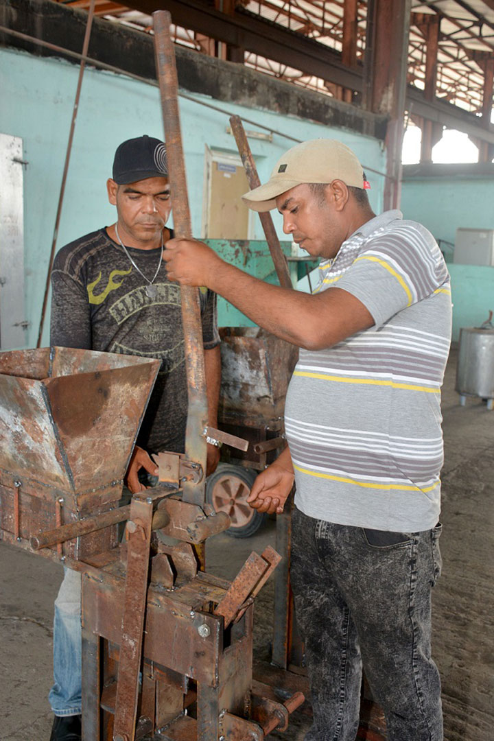 Jefe del taller de Pailería y el energético de la UEB.