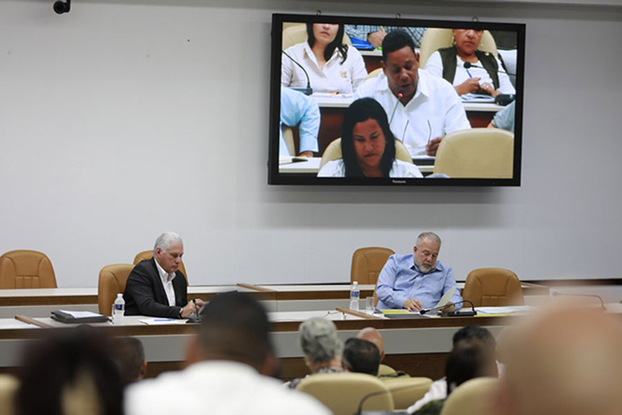 Presidente, Miguel Díaz-Canel, y primer ministro, Manuel Marrero Cruz, durante el balance del Micons.