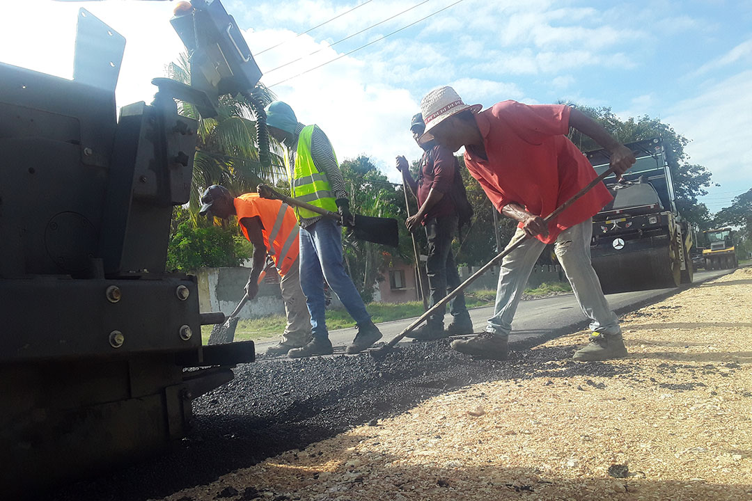 Brigada de la Ecoing 25 trabaja en el riego de asfalto en una vía de Caibarién.