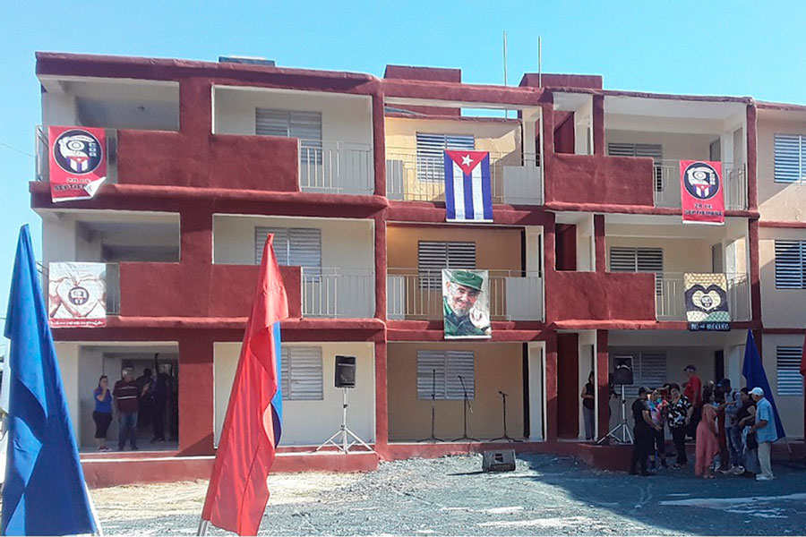 Edificio de viviendas entregado a damnificados de huracán.